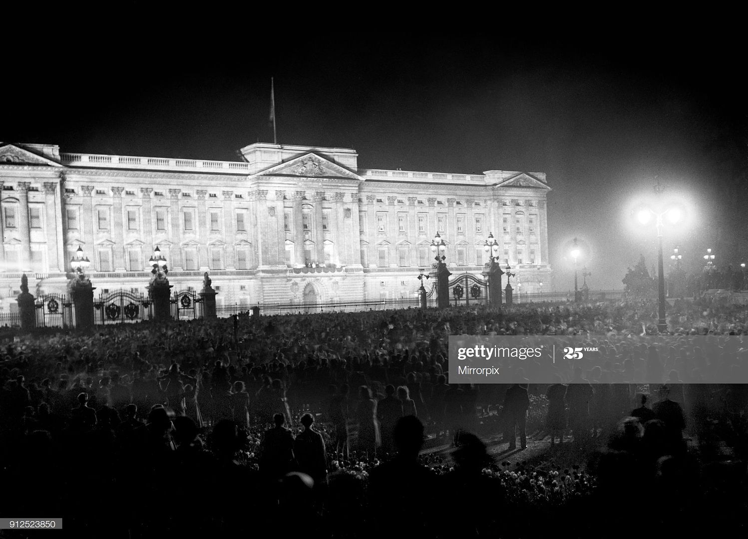 1945_8_May_VE_Day_evening_gettyimages_912523850_2048x2048