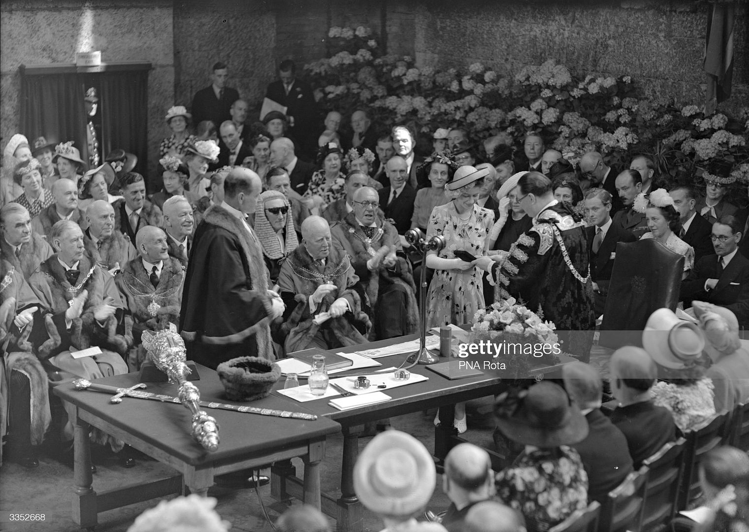 1947_11_June_receiving_brooch_at_Guildhall_gettyimages-3352668-2048x2048