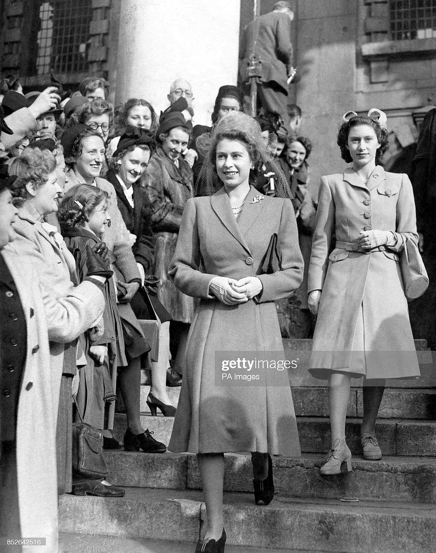 1947_21_Oct_at_a_wedding_gettyimages-round_or_heart_shaped