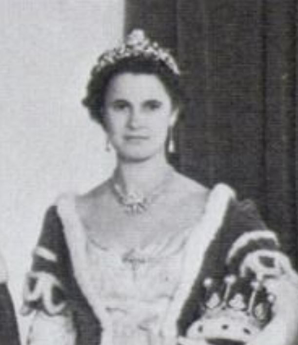 1953_Coronation_Marion_with_floral_tiara(2)