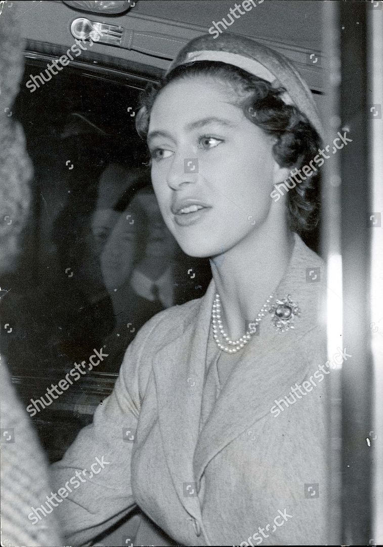 1955_13_Oct_-on-her-way-home-from-holiday-at-balmoral-london--arrived-from-holiday-at-balmoral-scotland-shutterstock-editorial-884878a_Pink_brooch