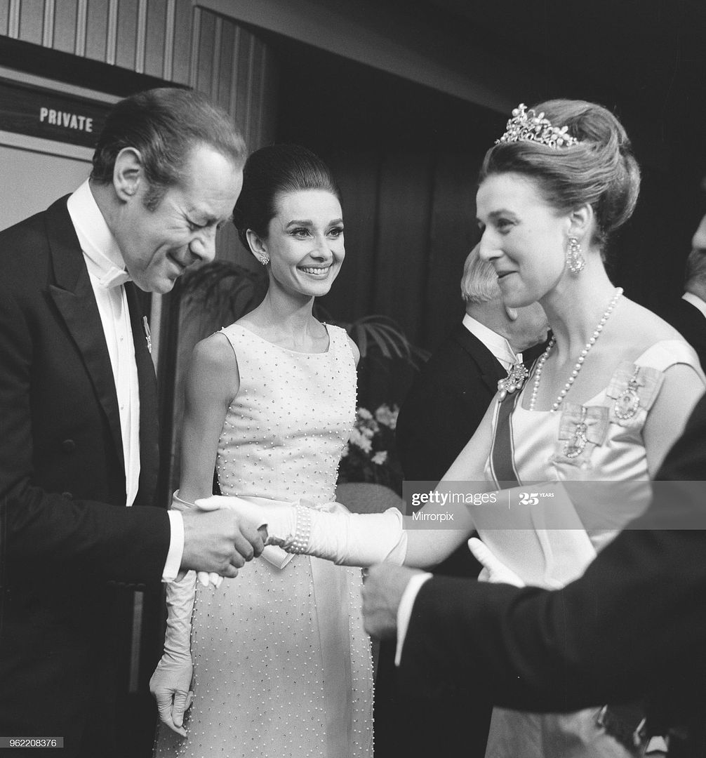 1965_22_Jan_Premiere_My_Fair_Lady_pearls_gettyimages_962208376_2048x2048