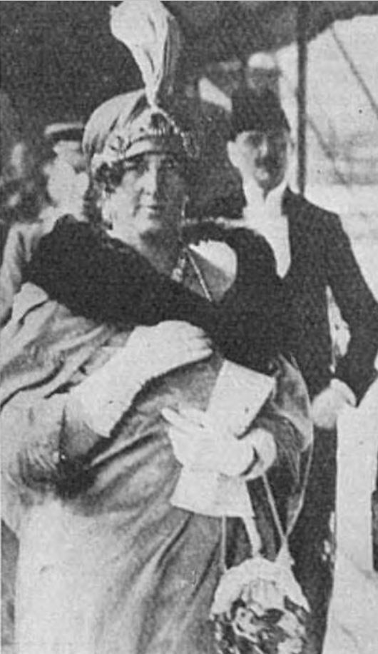 Tatler 8 March 1922 at royal wedding. Jewel on hat