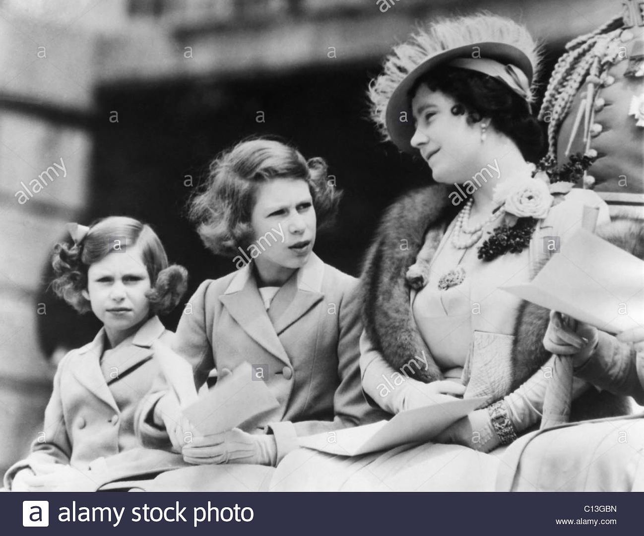 Bracelet_and_brooch_queen-elizabeth-right-the-former-duchess-of-york-and-her-children-C13GBN
