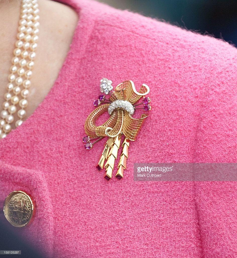 Brooch_ruby_and_gold_158135287