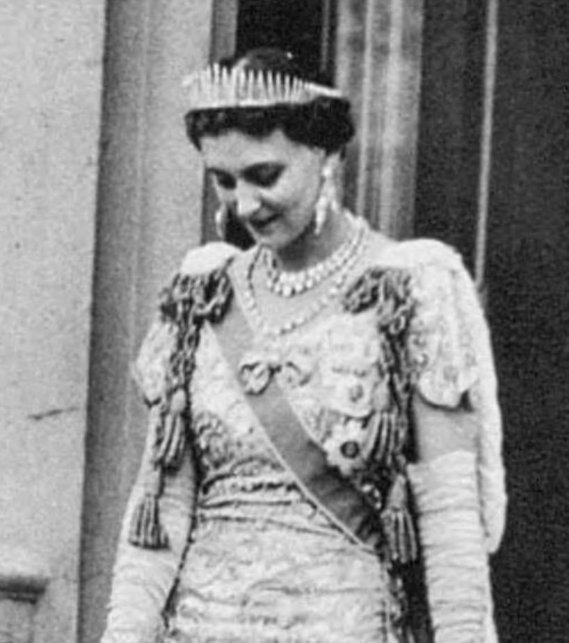 Bystander_19_May_1937_Duchess_of_Kent_necklaces_robes