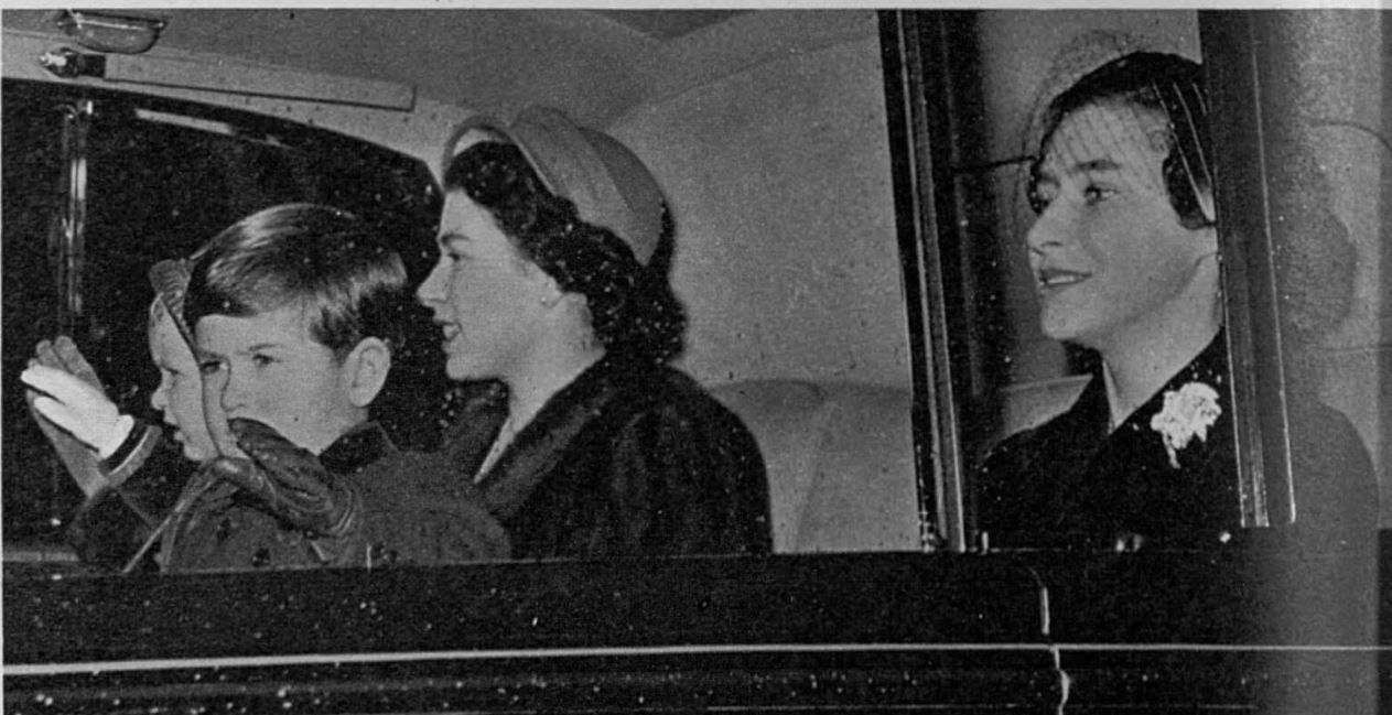 Dec_1952_arrival_at_Kings_Cross_leaving_for_Sandringham_-
