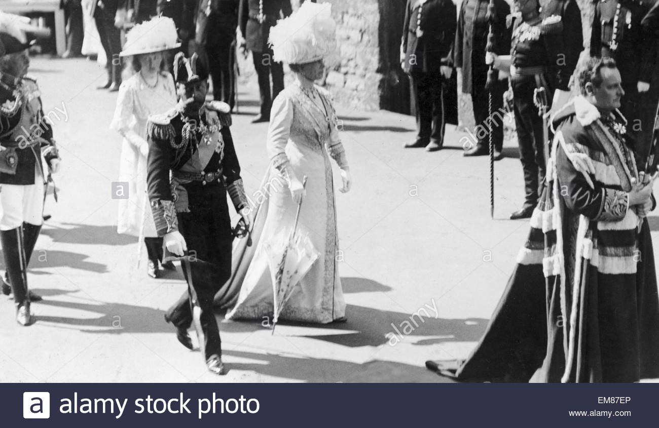 Emerald_necklace_Investiture_of_Prince_of_Wales_1911_king-george-v-with-queen-mary-and-the-duke-of-connaught-at-the-investiture-EM87EP