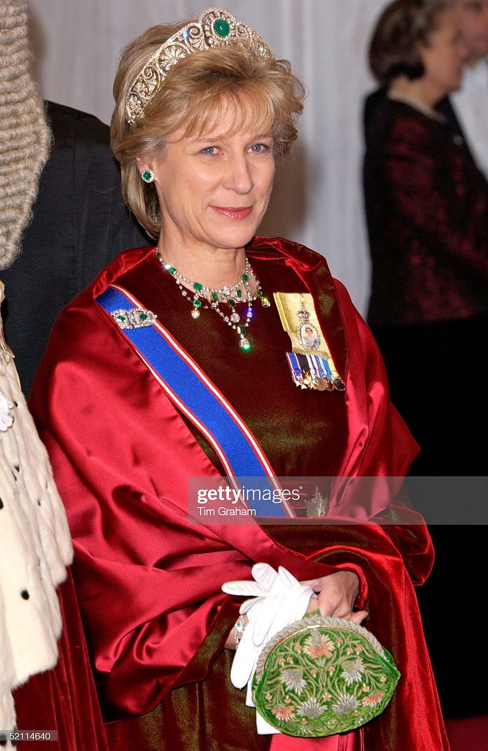 Emeralds_Guildhall_Korean_state_visit_Dec_2004_gettyimages-52114640-2048x2048(1)