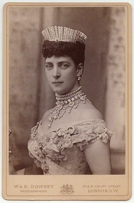 Kokoshnik_tiara_1893_at_wedding_of_Queen_Mary_Nat_Portrait_gallery_mw159119