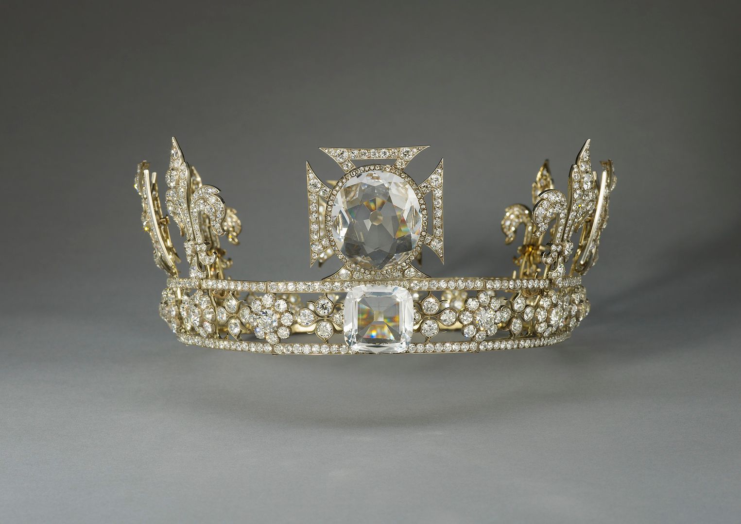 Queen_Mary_RCIN_31704_crown_without_arches_and_crystal_Cullinan_and_Koh_i_noor