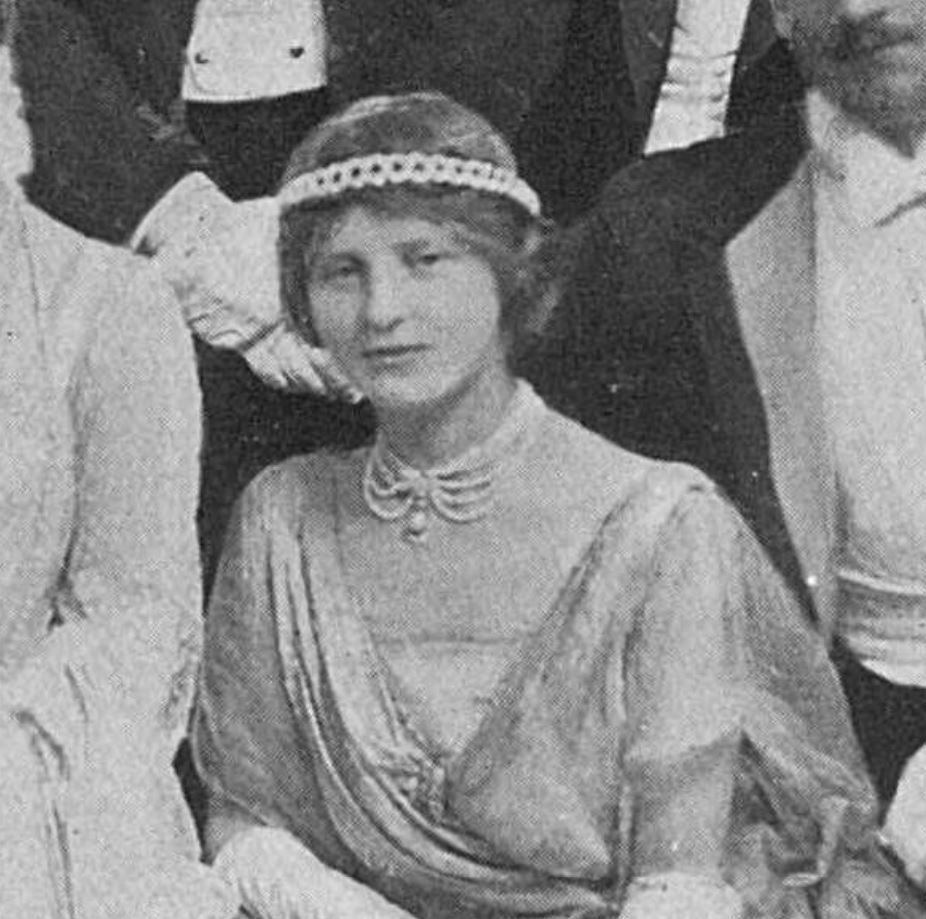 Tatler_1_Feb_1922_Hunt_ball._necklace_Meriel_Lady_Alistar_Graham_Glenesk_pearl_necklace(2)