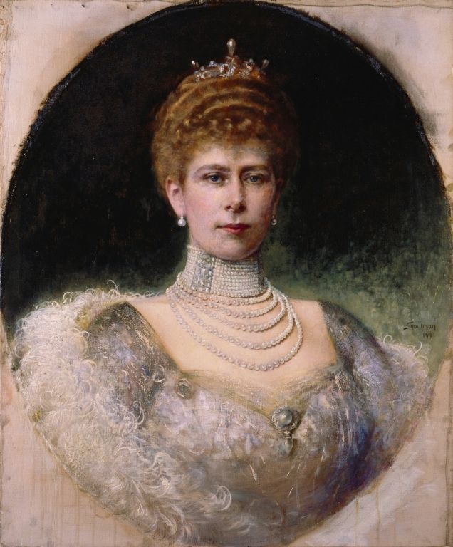 Unknown_tiara_of_QM_portrait_dated_1911_Royal_Collection_235315_1323770052