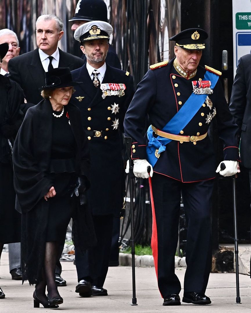 norways-king-harald-v-and-his-wife-queen-sonja-frederik-news-photo-1663596660
