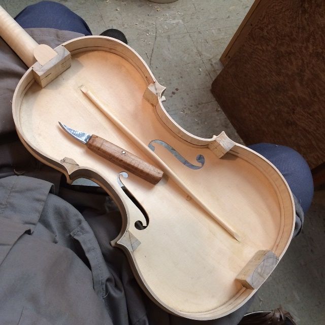 No mold means no support! Be very careful! The 16-1/2" five-string Viola is very fragile at this point.
