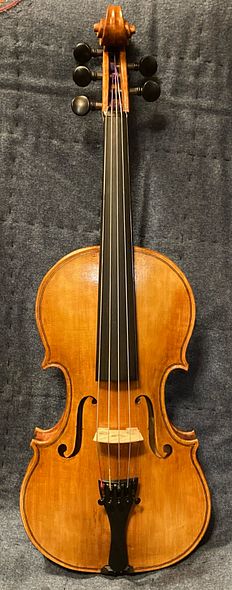 Front view of a five-string bluegrass fiddle hancrafted in Oregon by artisanal luthier Chet Bishop.