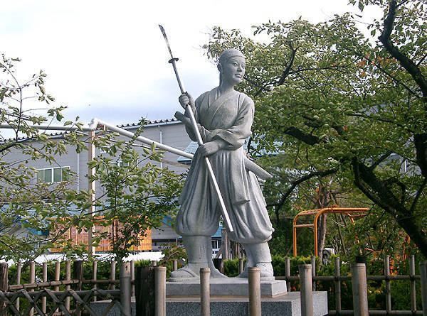 11 - Yamamoto Yae and the warriors of Aizu, 1868 - Page 3 Takeko_statue
