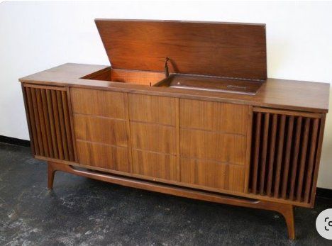 Fleetwood cabinet stereo