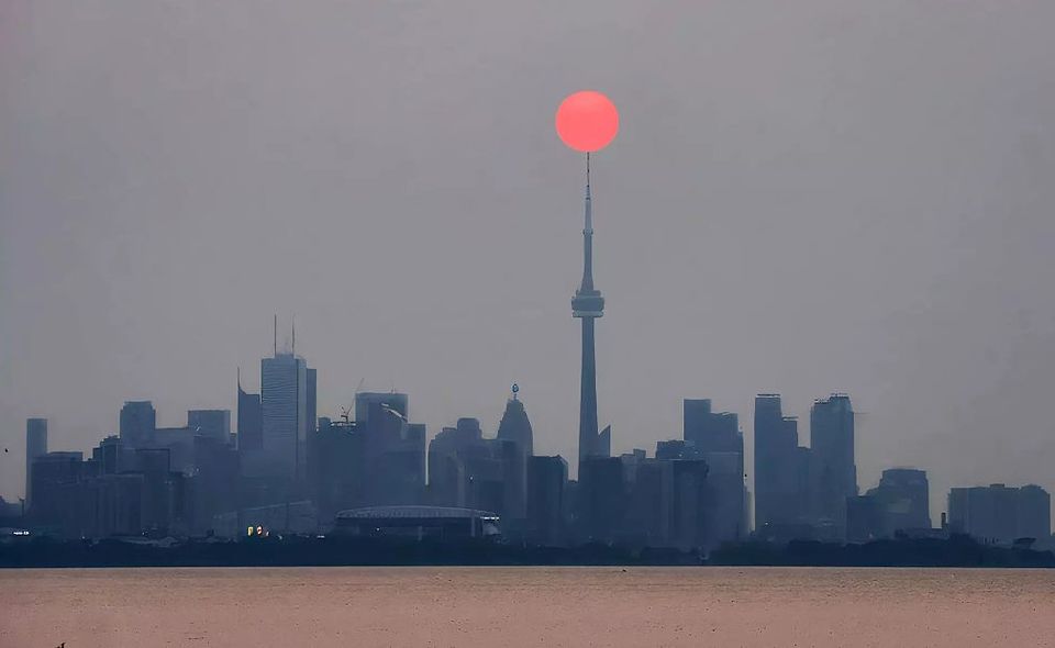 Toronto_Skyline_with_Red_Sun_due_to_forst_fire_smoke_courtesy_of_BLOGTO