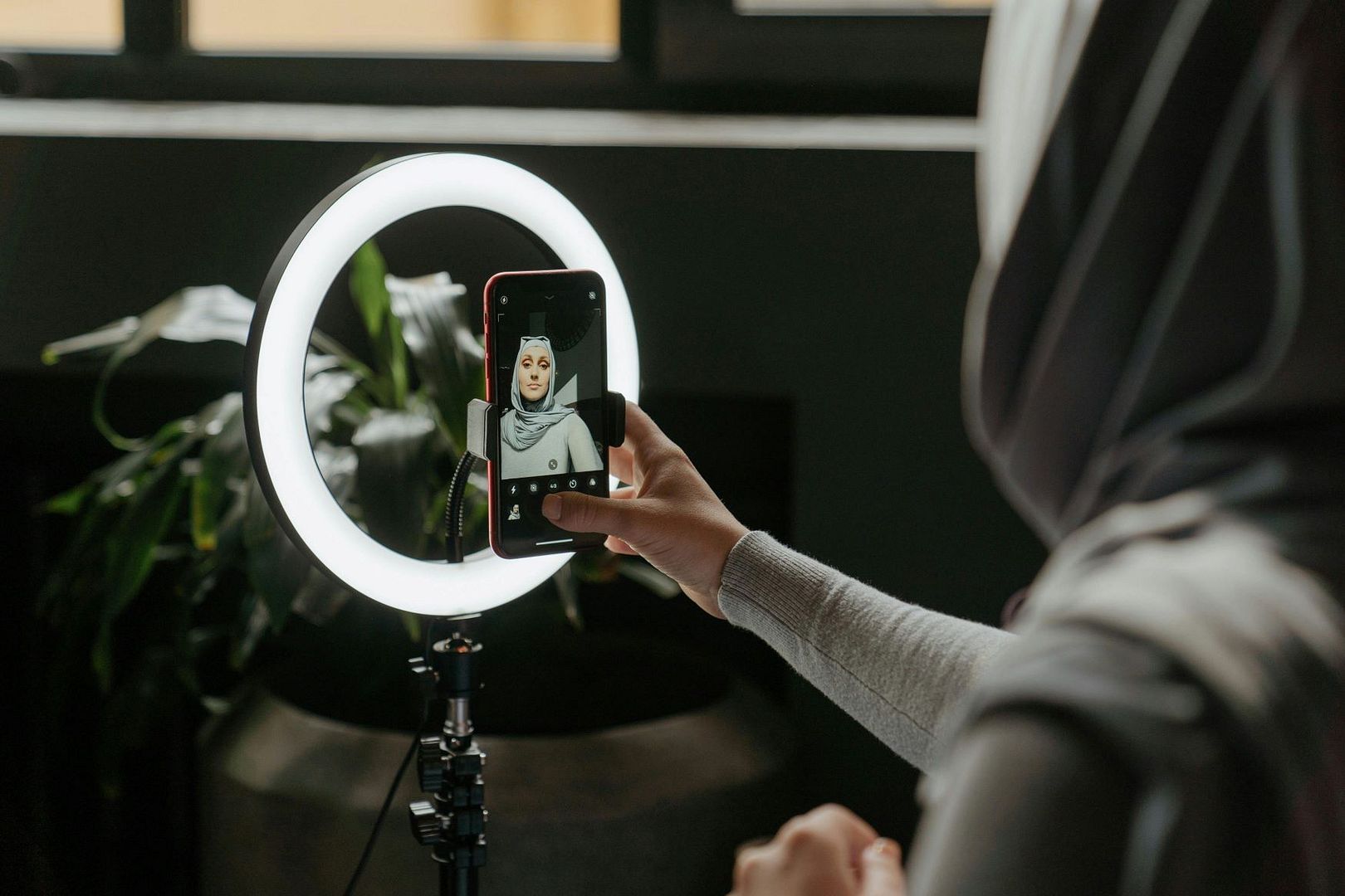 Ring Light Kit: 18&quot; Outer 55w 550K Dimmable LED Ring Light, Light Stand, &amp; Carrying Bag