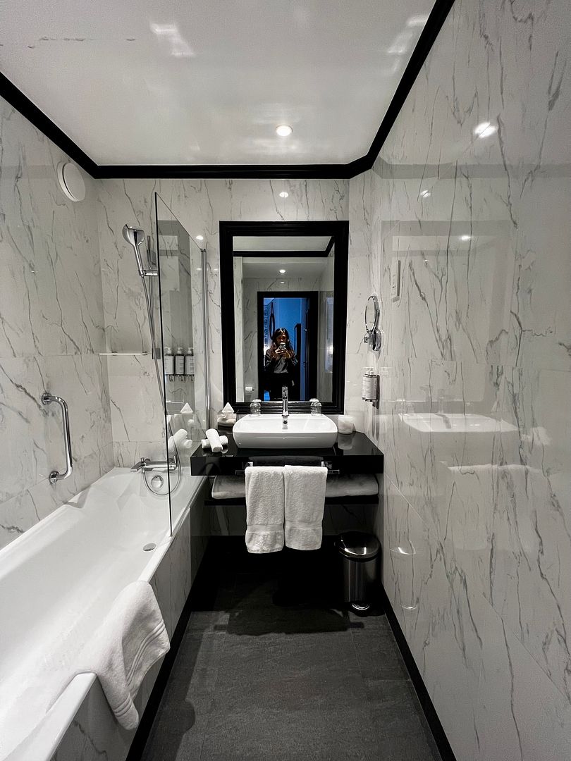 maison astor paris hilton bathroom