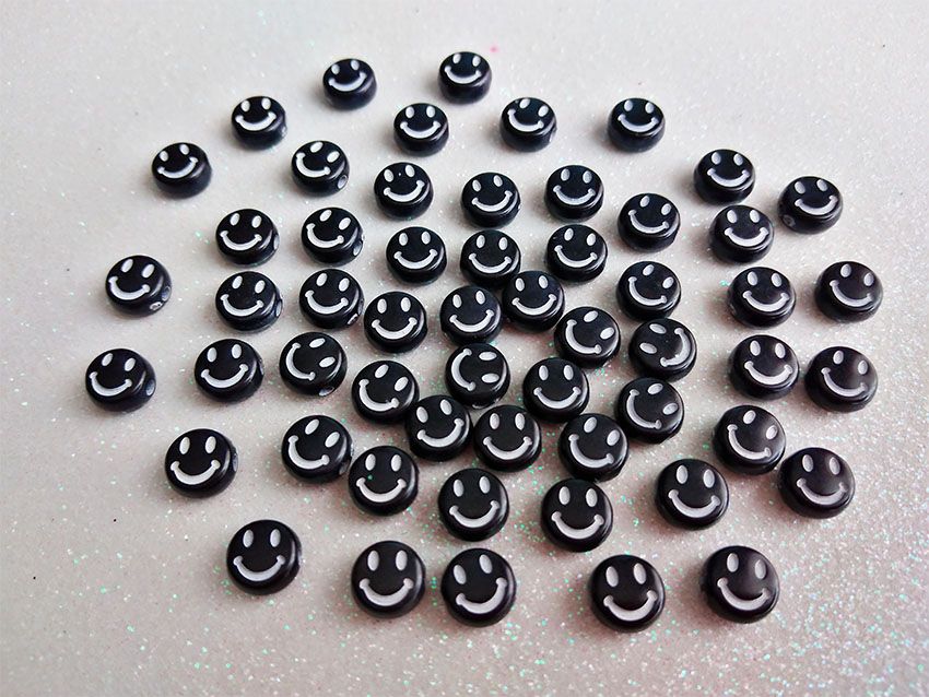 Cuentas Emoji negro emoticon sonriente pasante acrílico para bisutería