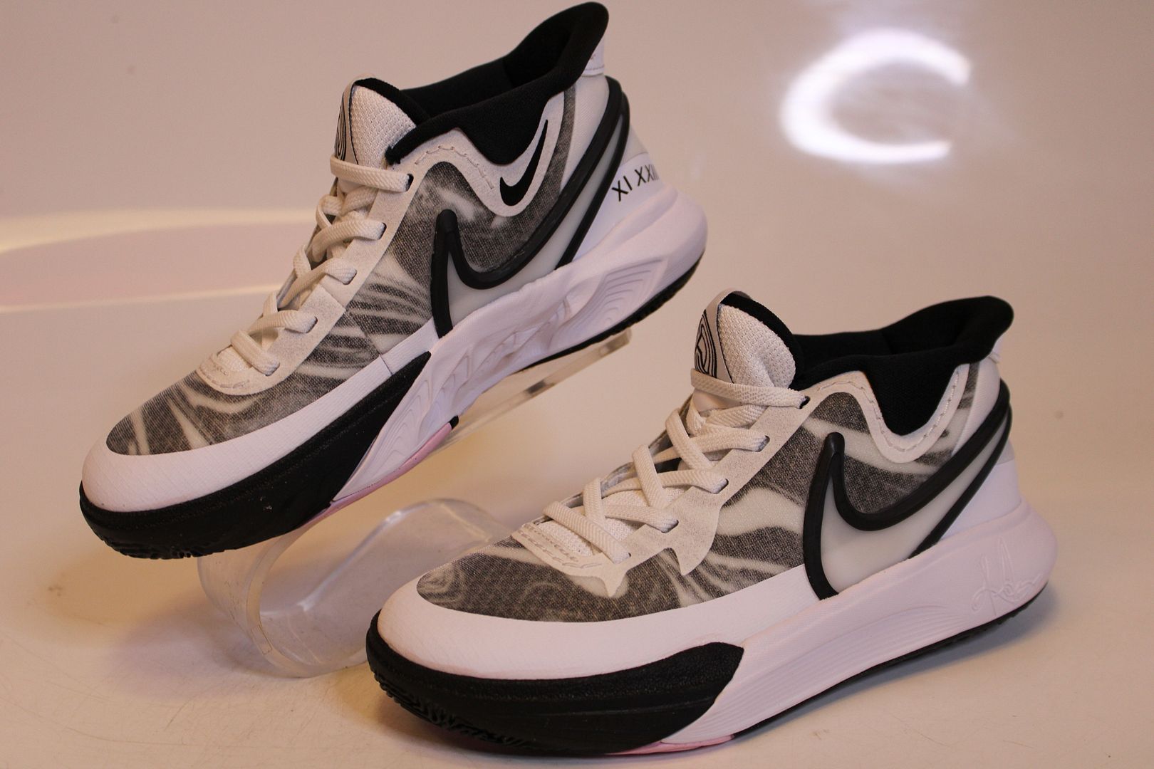 Nike Youth Size 13.5 31.5 Kyrie 8 GO PS White Black
