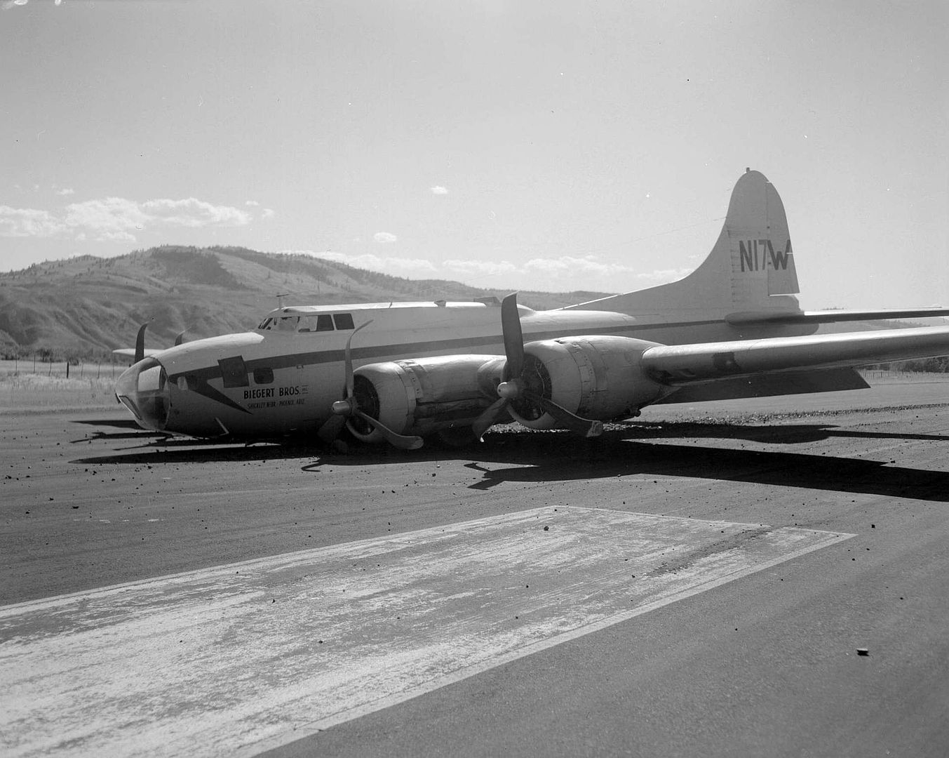 B 17F 70 BO N17W Cranbrook Airport 1960 1