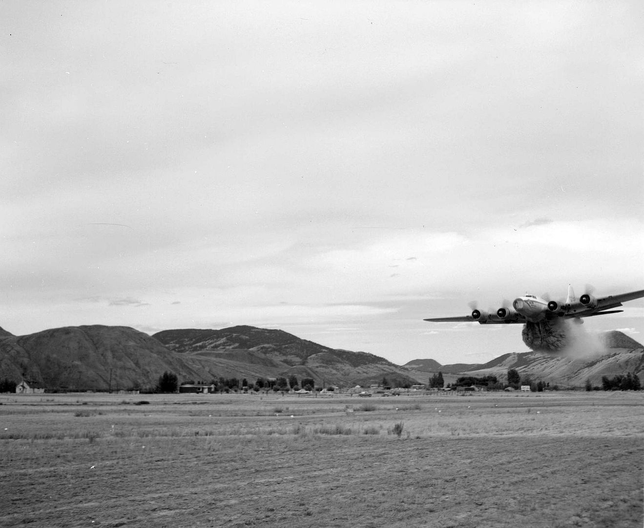 B 17F 70 BO N17W Dropping Water On A Field Near Kamloops 1