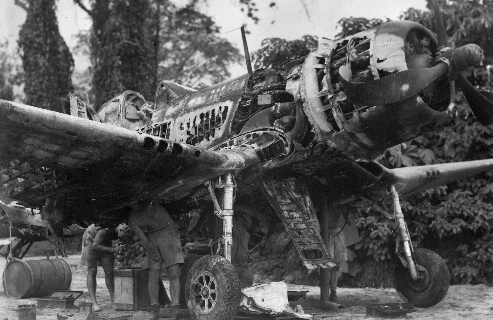 Burnt_out_Chance_Vought_F4U_Corsair_NZ5343_after_an_accident_on_13_April_1945._Piva_Bougainville.(2).jpg