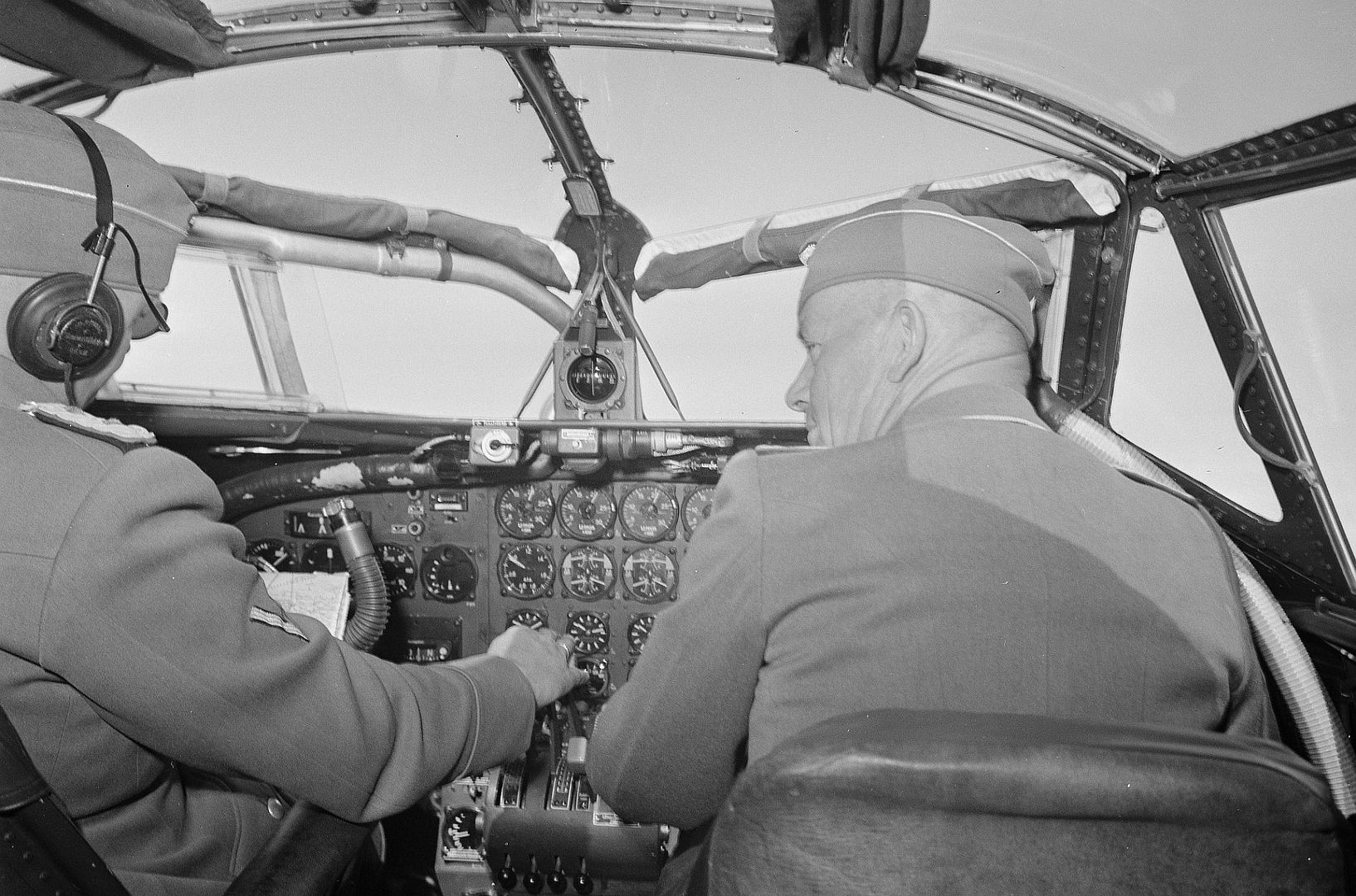 Cockpit Of Fw200 Armed Transport Cockpit Of Fw200 Armed Transport