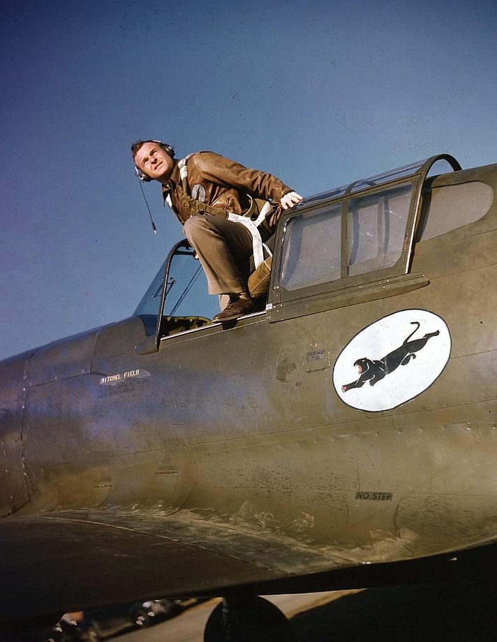 Curtiss_P_40_Warhawk_sn_39_188_with_Captain_Charles_W_Stark_Jr._35th_pursuit_Sq_Mitchell_field_1941_1.jpg