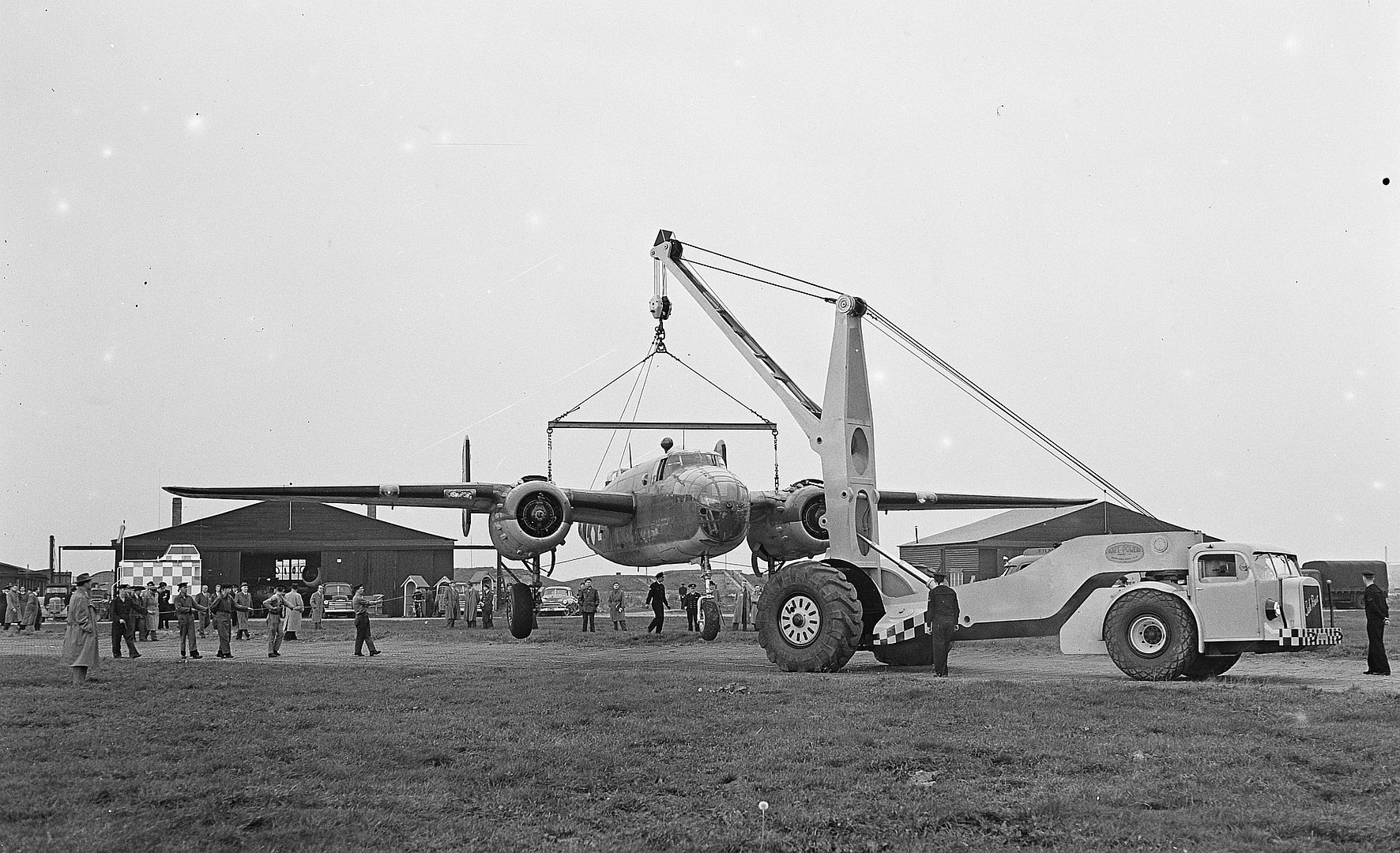 Demonstratie Safe Power Hijskraanwagen Voor Vliegtuigen Op Valkenburg 1953