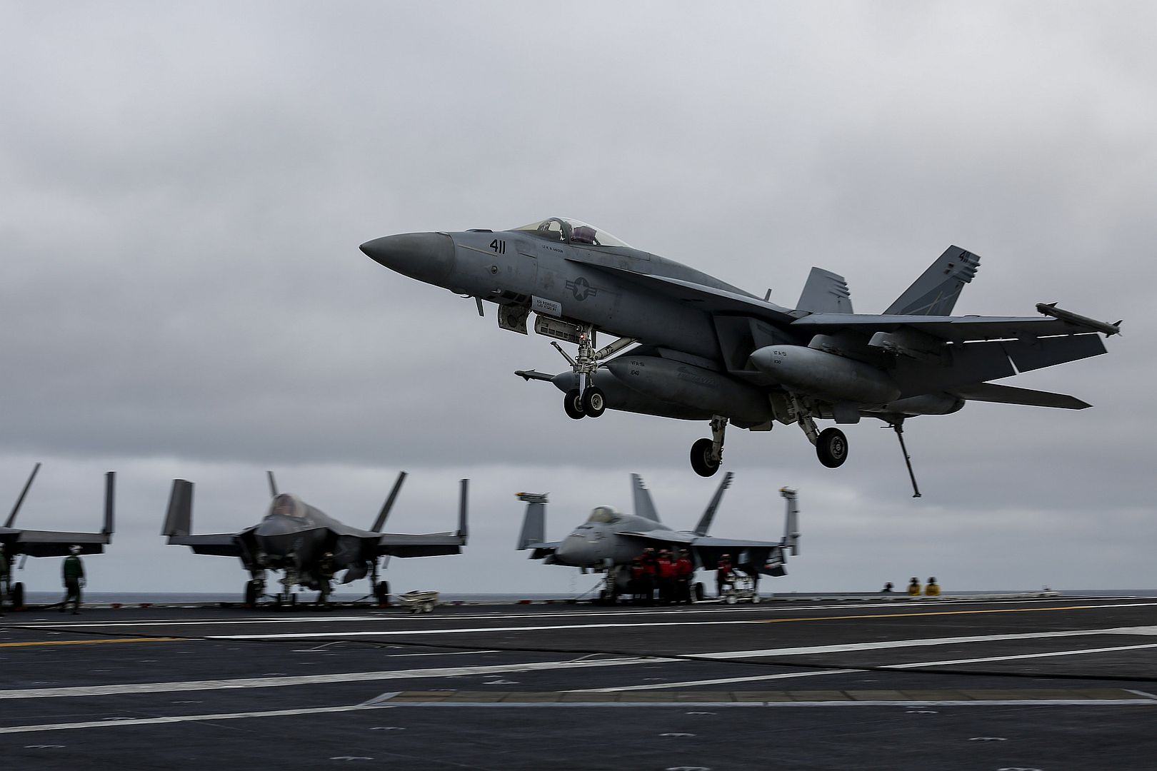 18E Super Hornet Assigned To The Vigilantes Of Strike Fighter Squadron 151 Prepares To Make An Arrested Landing On The Flight Deck Of USS Abraham Lincoln