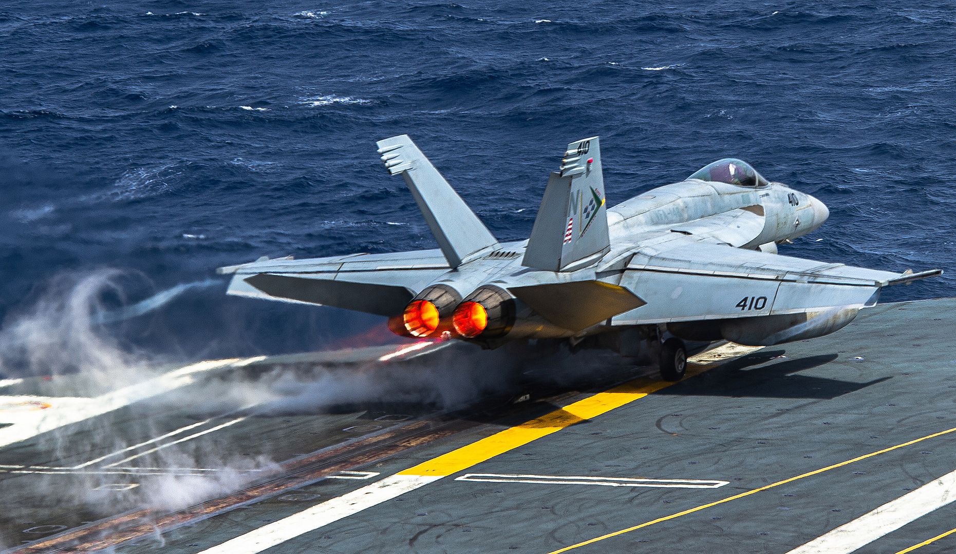 18E Super Hornet From The Blue Diamonds Of Strike Fighter Squadron 146 Launches From The Flight Deck Of The Aircraft Carrier USS Nimitz M3gngUMQdo1aN7XRcZHVoS