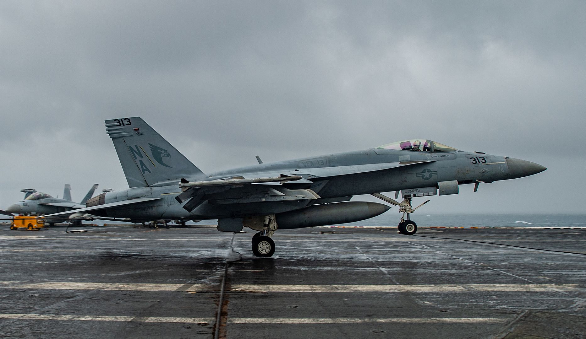 18E Super Hornet From The Kestrels Of Strike Fighter Squadron 137 Makes An Arrested Landing On The Aircraft Carrier USS Nimitz QuCQWkHdTSDdSYYKCN72M4
