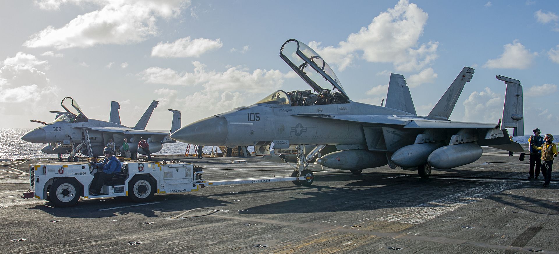 18F Super Hornet From The Fighting Redcocks Of Strike Fighter Squadron 22 Taxis Aboard The Aircraft Carrier USS Nimitz