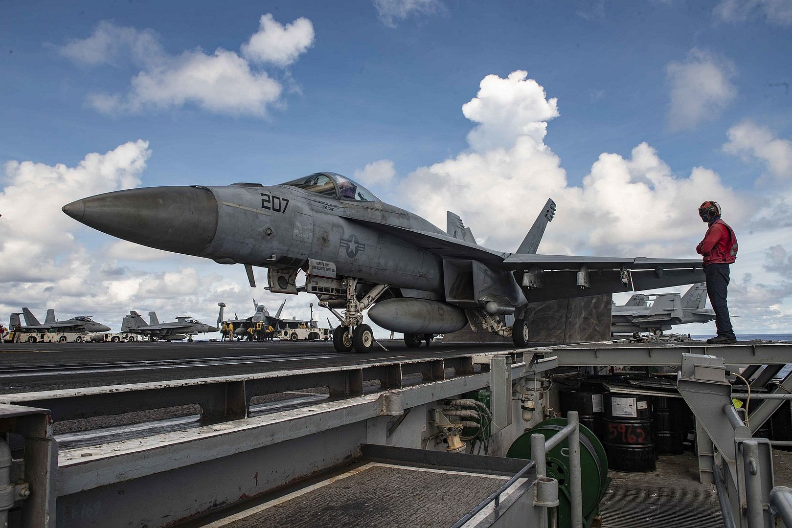 FA 18E Super Hornet Attached To The Royal Maces Of Strike Fighter Squadron VFA 27 15