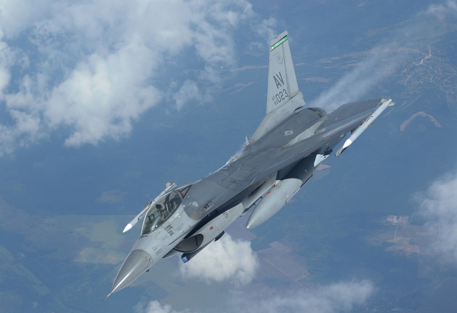 F 16 Fighting Falcon Assigned To The 31st Fighter Wing Peels Away From A KC 135 Stratotanker Assigned To The 100th Air Refueling Wing 