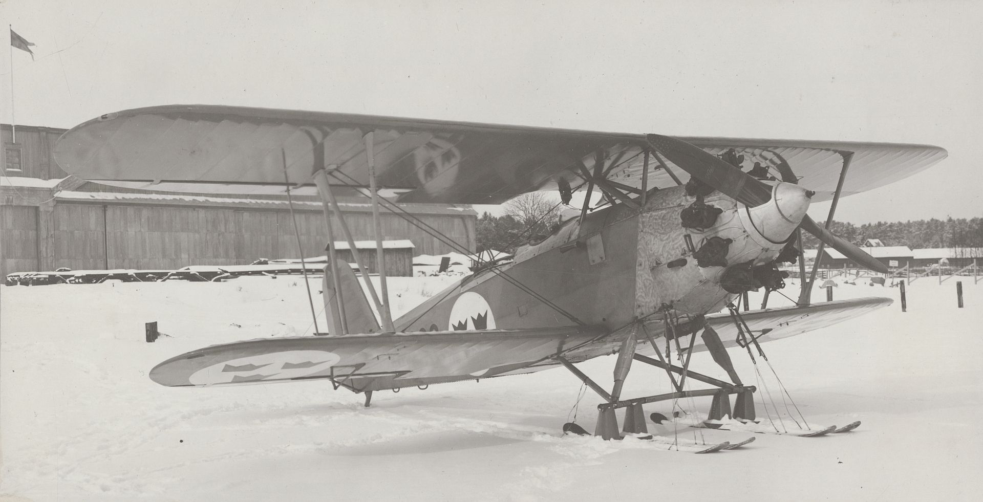 Flygplan J 4 Heinkel HD 19 St R Med Skidor Vintertid Framf R Hangar P F 2 H Gern S Flygplan J 4 Heinkel HD 19 St R Med Skidor Vintertid Framf R Hangar P F 2 H Gern S