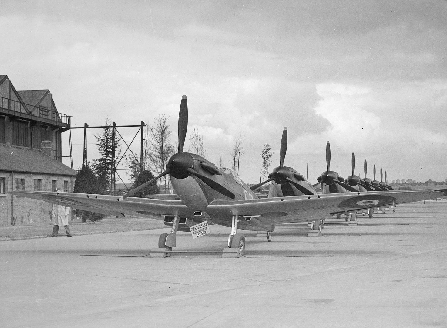 Sign Reads SEVICEABLE AEROPLANE N K9912 Sign Reads SEVICEABLE AEROPLANE N K9912