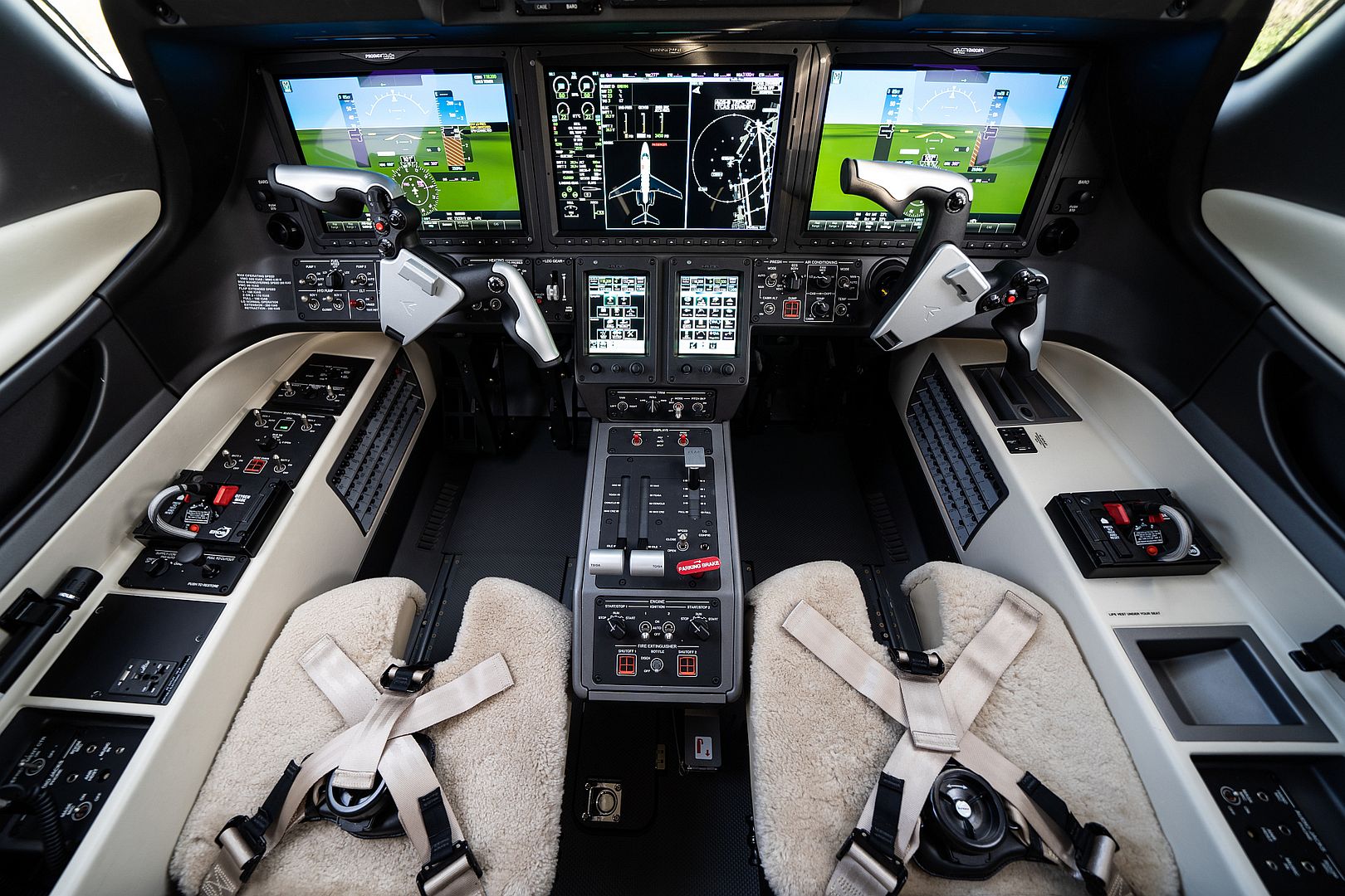 Phenom 300E Cockpit Phenom 300E Cockpit