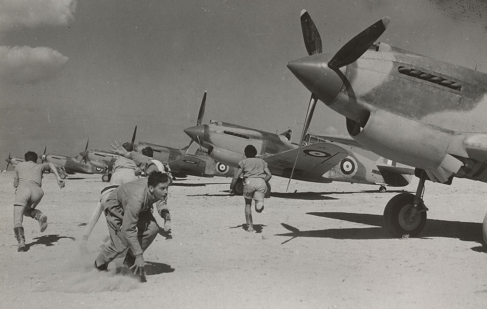 F Crews Running For Their Planes CurtissTomahawks Western Desert 1943