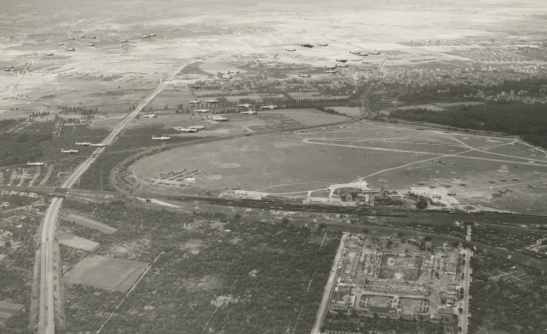 Republic_P-47_Thunderbolt_aircraft_in_fl