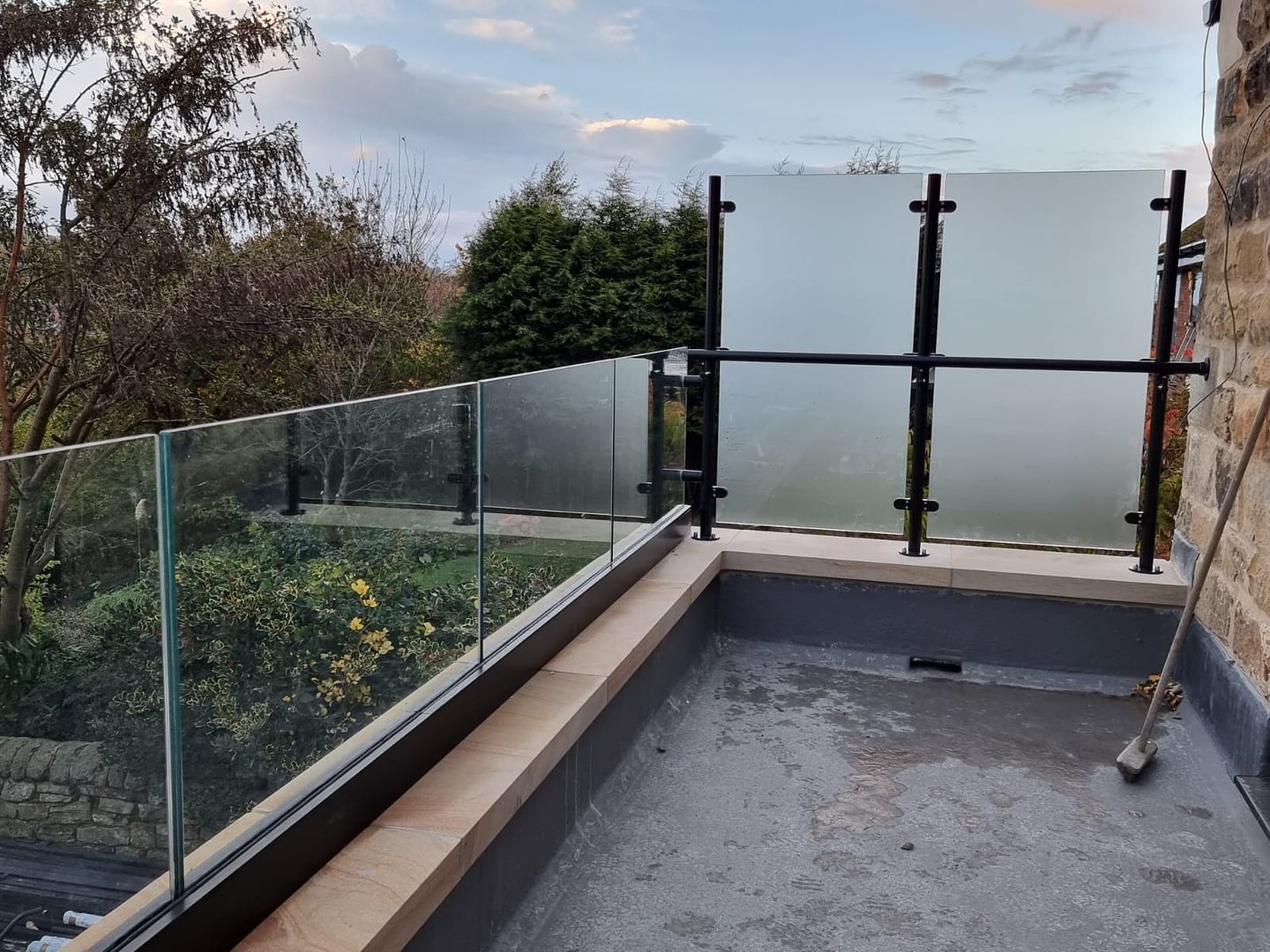 frameless-glass-balcony-balustrade-privacy-screens