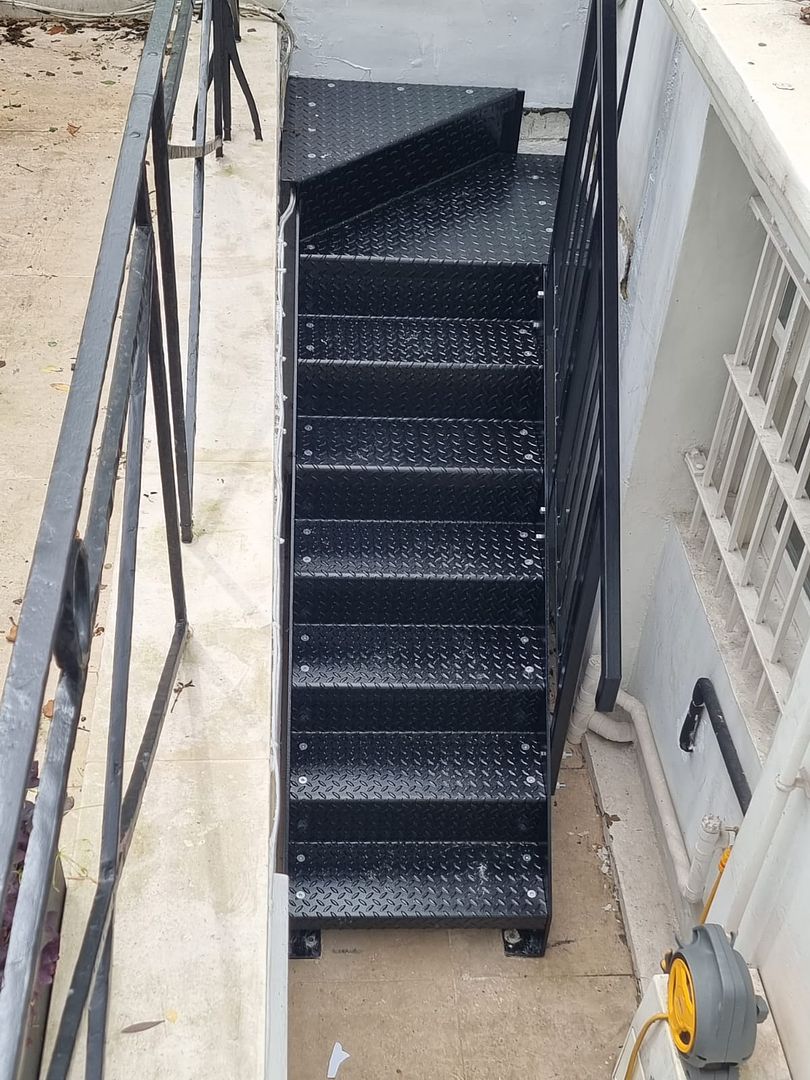 london-basement-staircase-black-steel