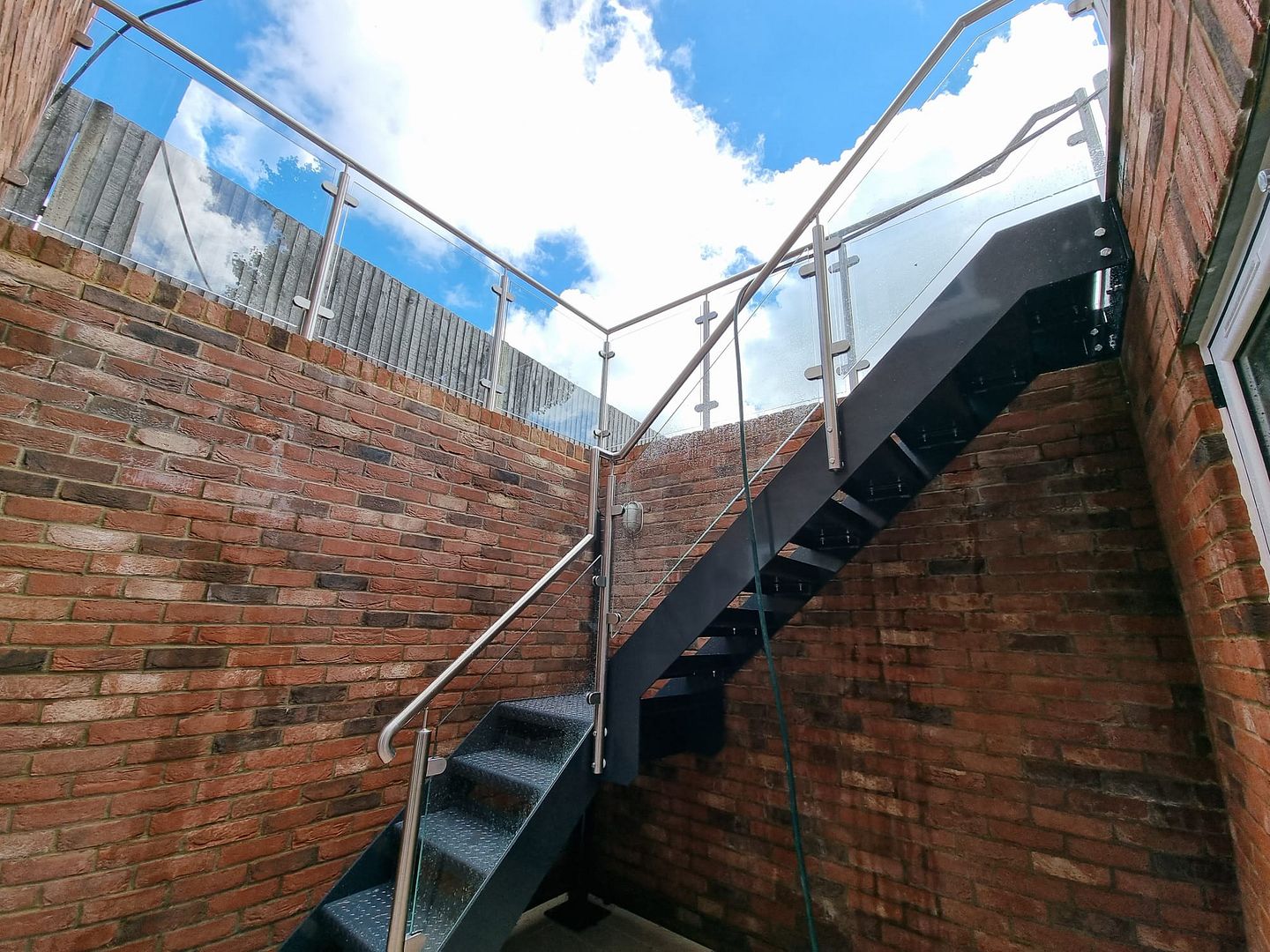 steel-staircase-glass-balustrade