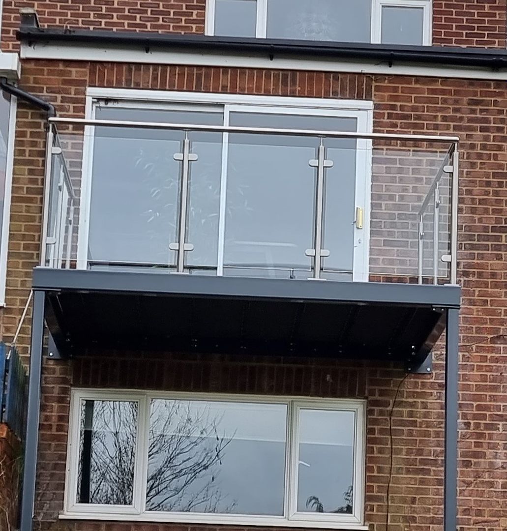 first-floor-balcony-glass
