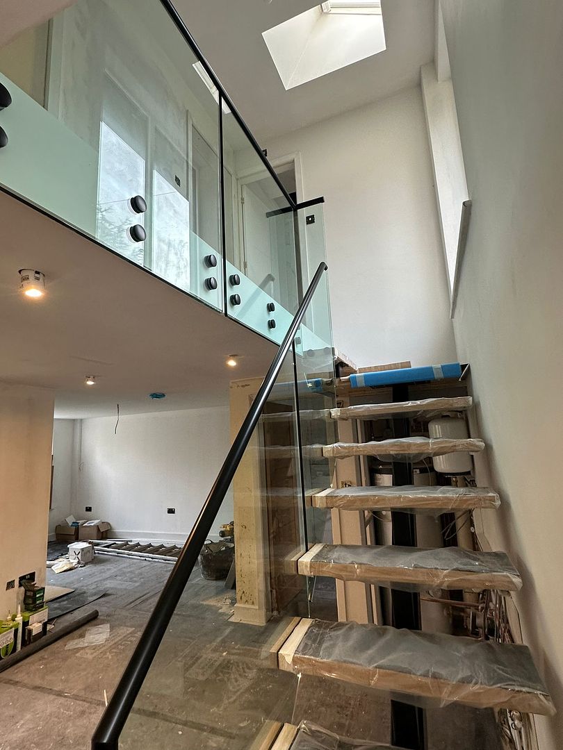 custom-staircase-glass-balustrade