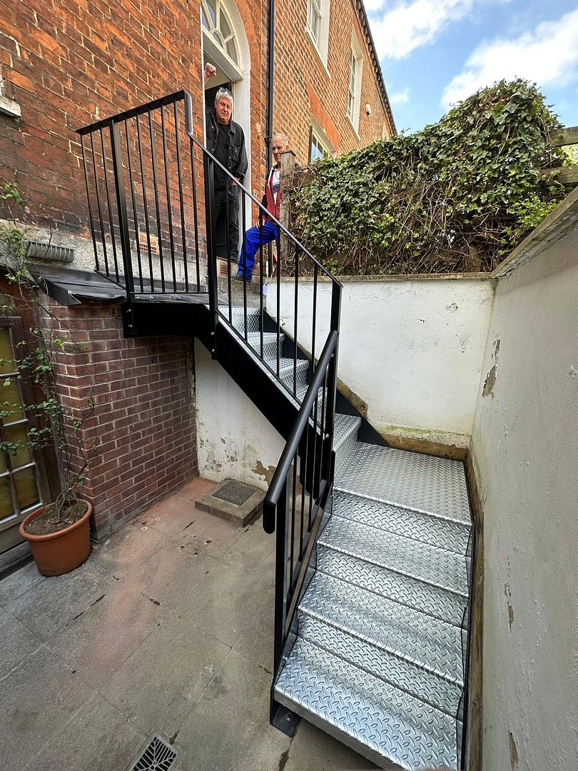 simple-corner-steel-staircase